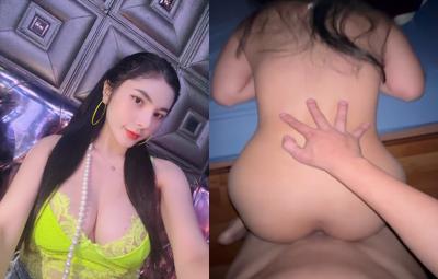 tay chống lên giường đưa lồn ra đụ